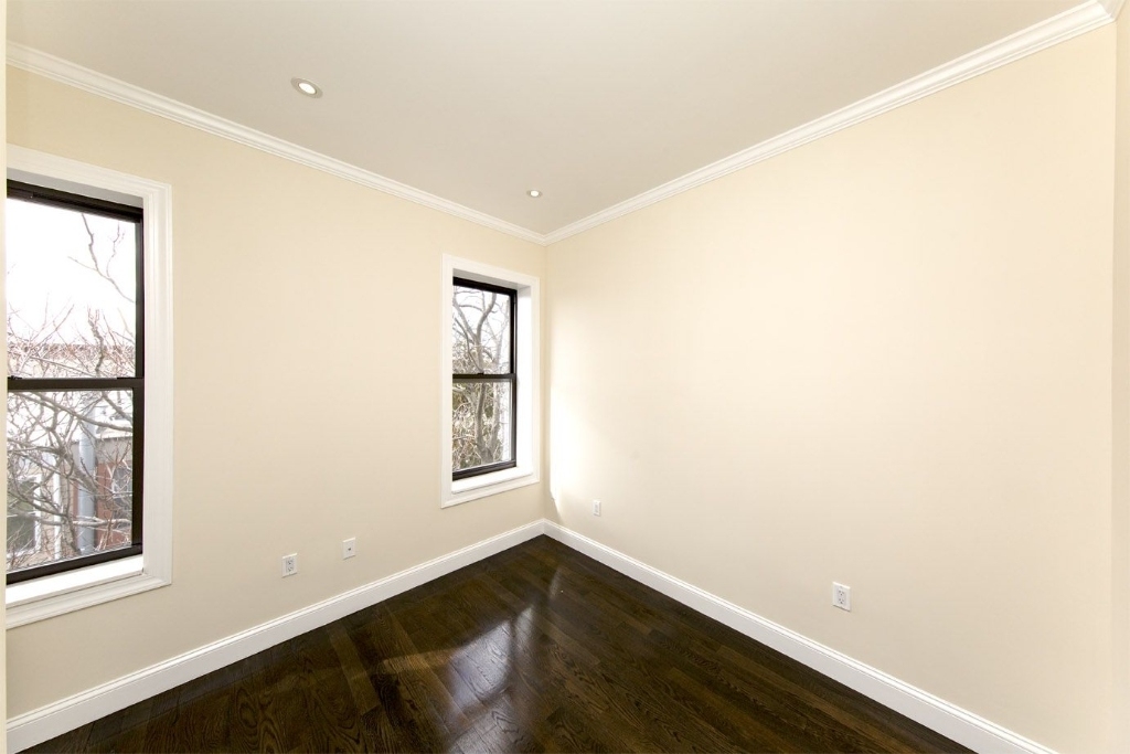 1031 Lorimer Street - Photo 4