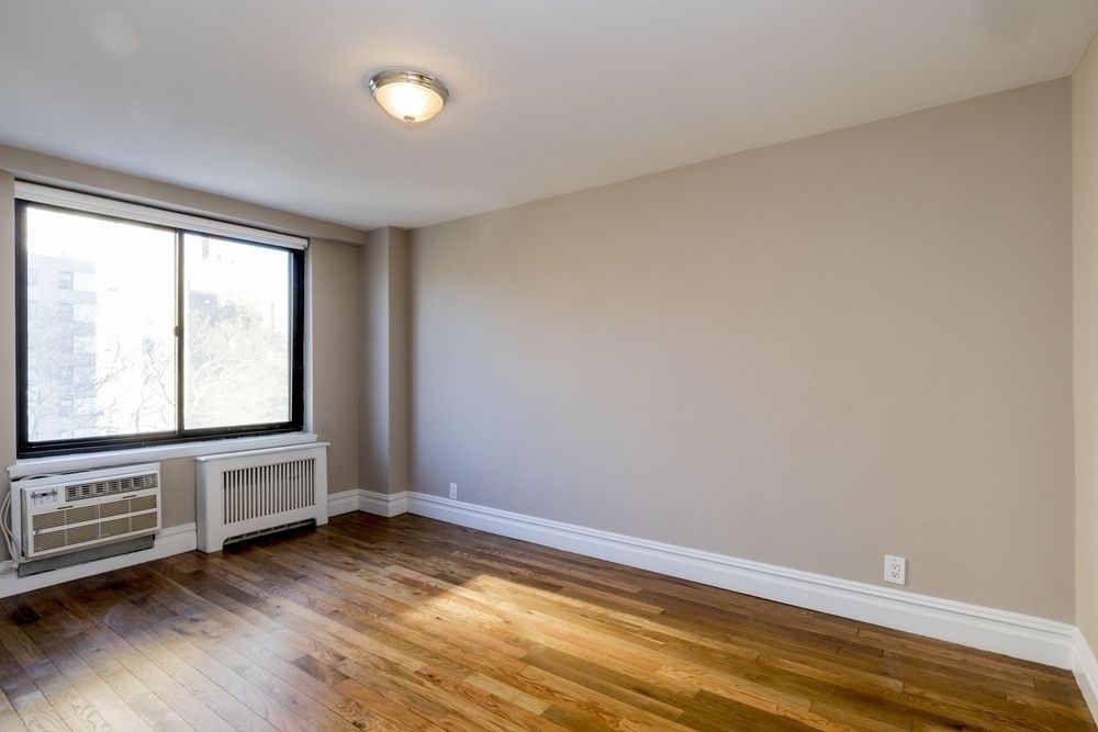 Private Balcony overlooking Central Park West! Spacious and Modern! 4 bed 1.5 bath! - Photo 4