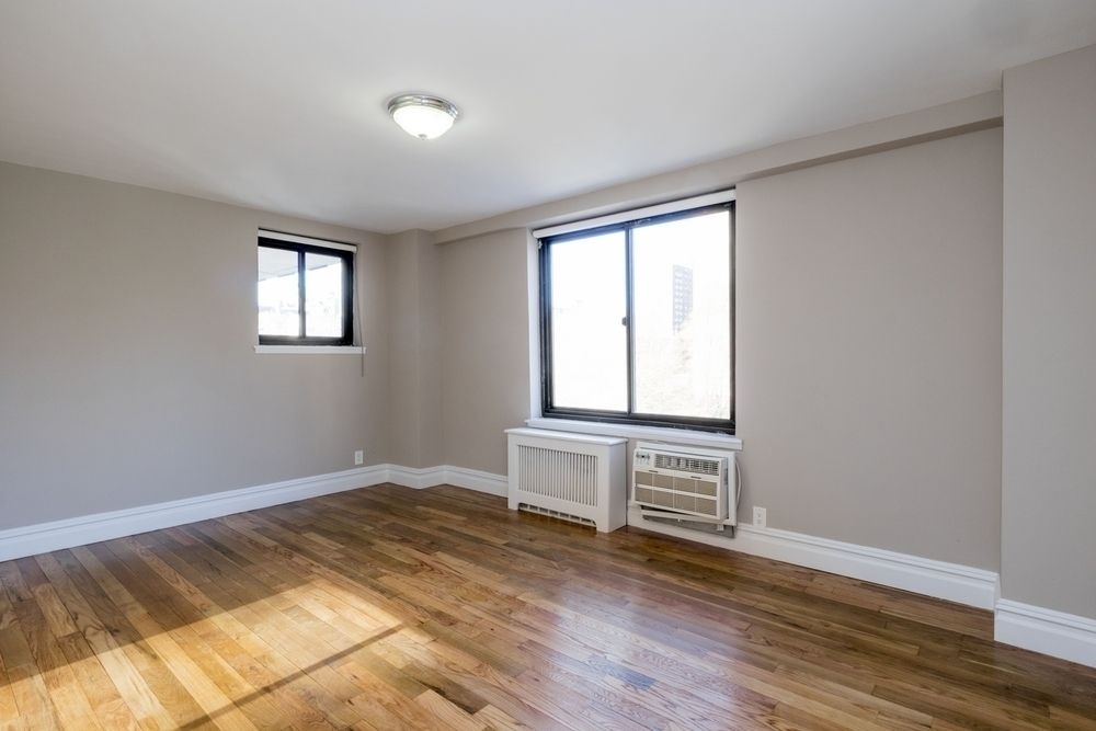 Private Balcony overlooking Central Park West! Spacious and Modern! 4 bed 1.5 bath! - Photo 5