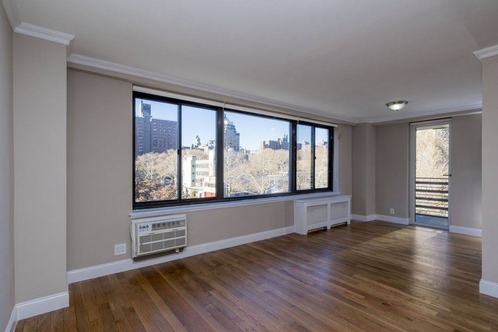 Private Balcony overlooking Central Park West! Spacious and Modern! 4 bed 1.5 bath! - Photo 3