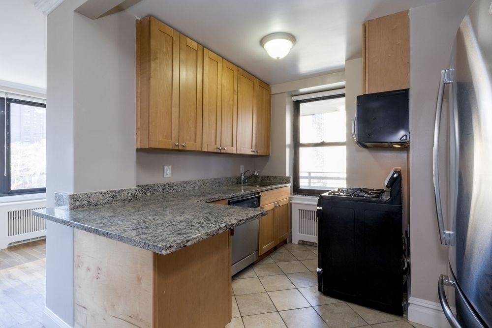 Private Balcony overlooking Central Park West! Spacious and Modern! 4 bed 1.5 bath! - Photo 2