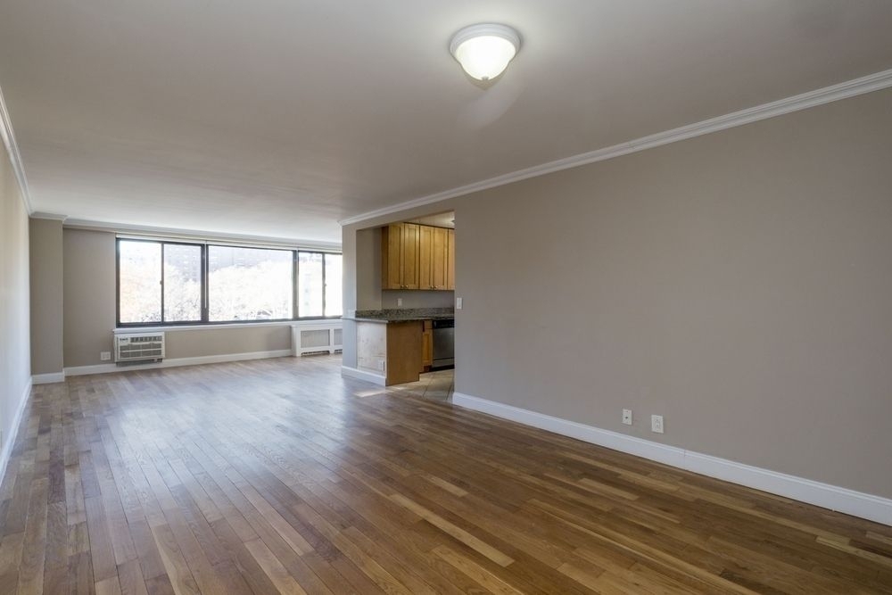 Private Balcony overlooking Central Park West! Spacious and Modern! 4 bed 1.5 bath! - Photo 1