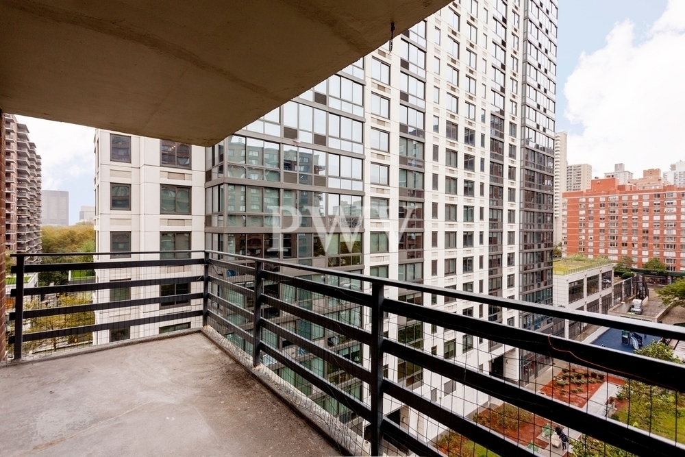 Private Balcony overlooking Central Park West! Spacious and Modern! 4 bed 1.5 bath! - Photo 0