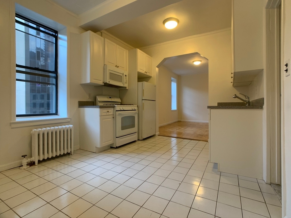 421 W 38th St - Photo 5