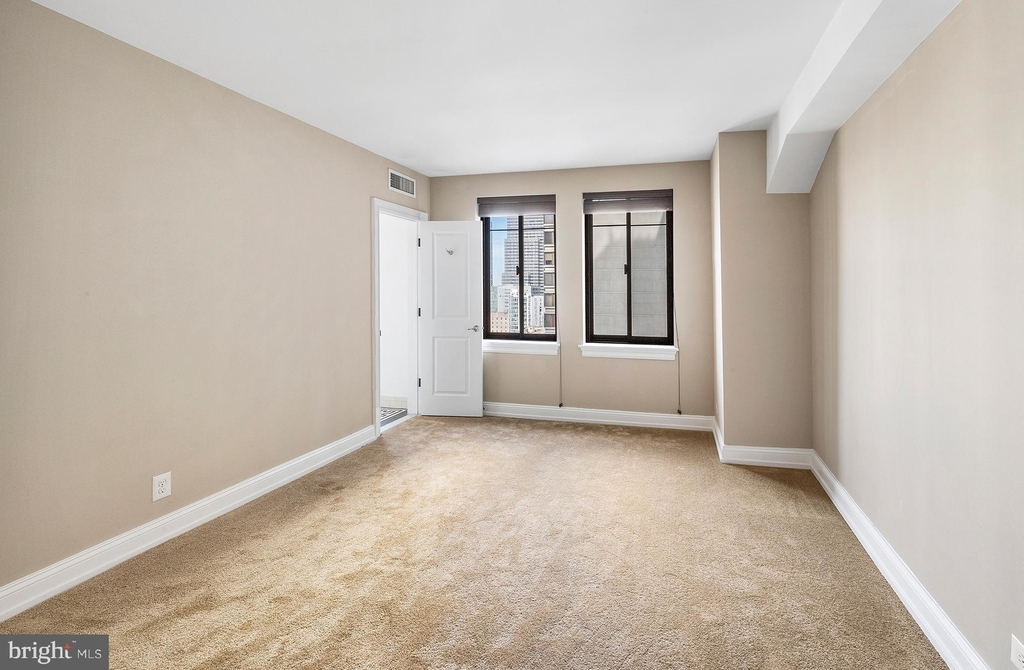 222 W Rittenhouse Square - Photo 4