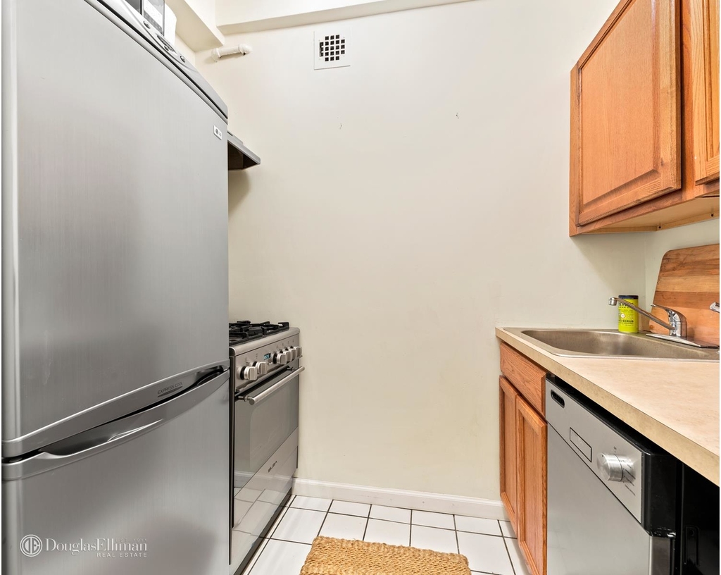 405 West 23rd St - Photo 5
