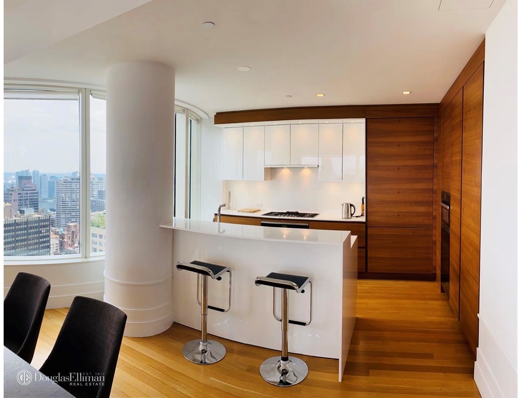 252 East 57th St - Photo 0