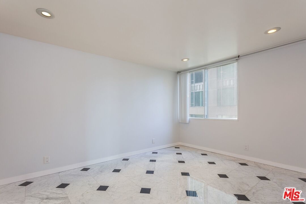 10747 Blvd Wilshire - Photo 12