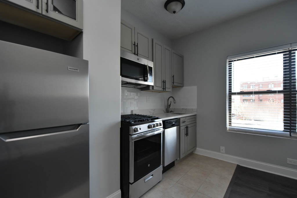 4555 Malden - Photo 1