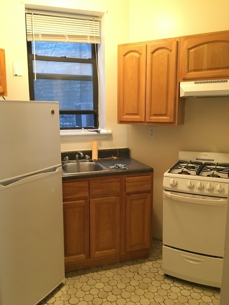 327 E 92nd - Photo 4