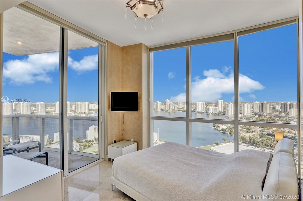 18101 Collins Ave - Photo 17