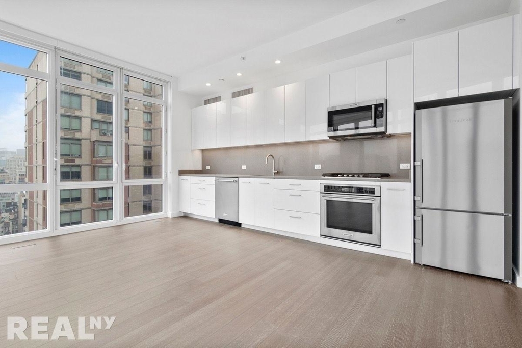 42 West 33rd Street - Photo 1