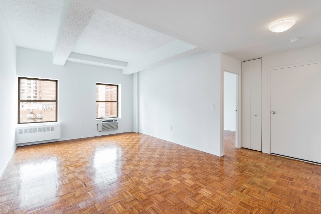 360 West 34th Street - Photo 2