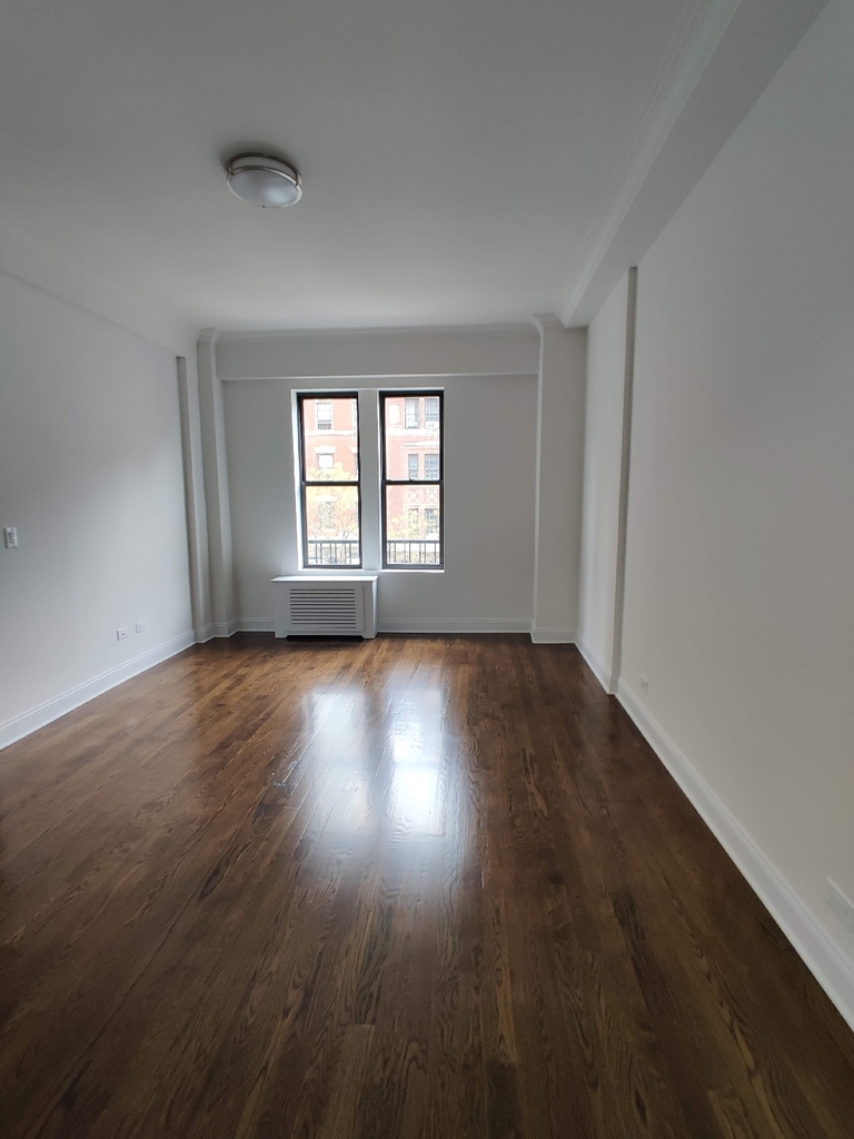 72/Broadway - Photo 2