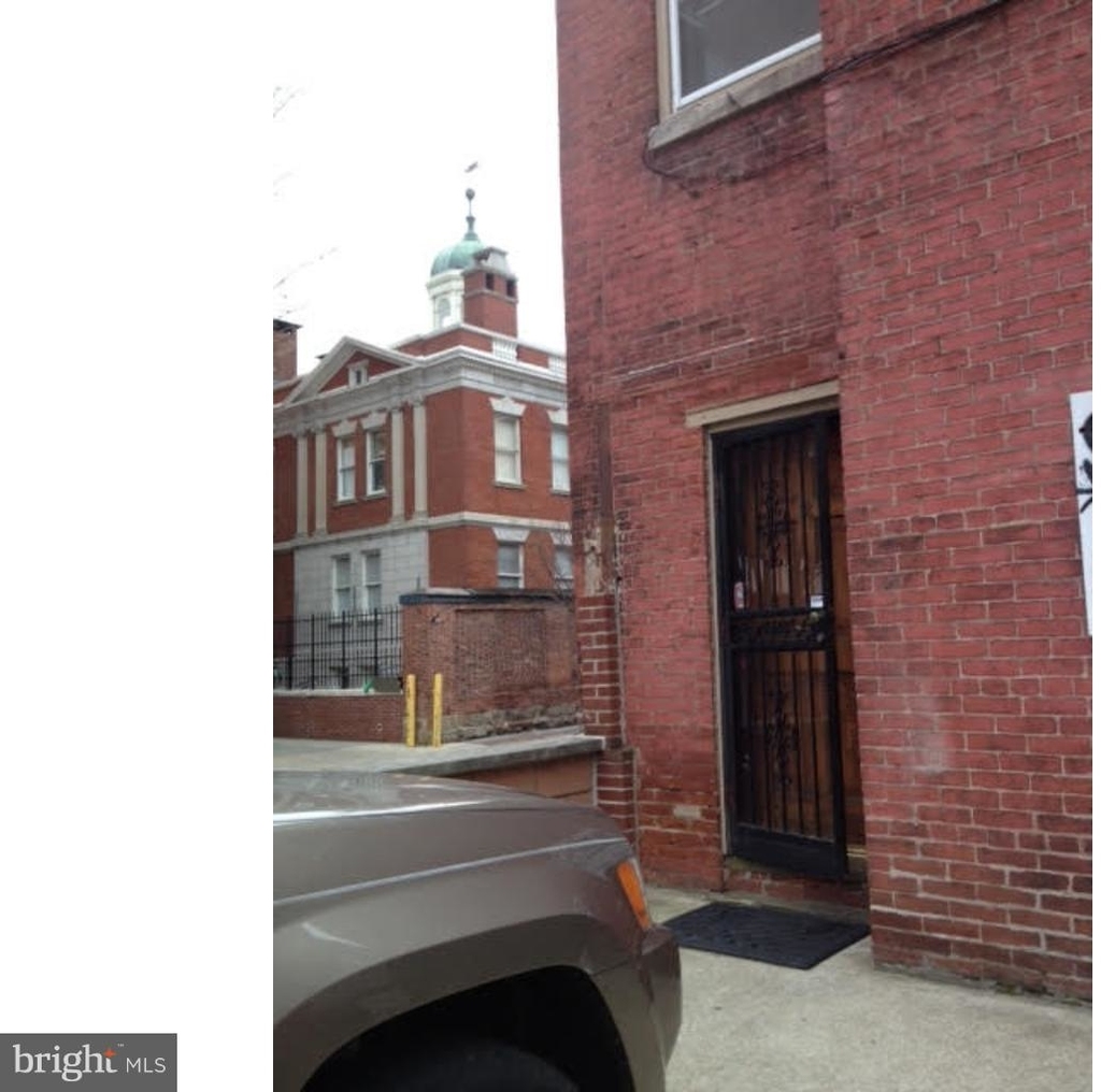 901 Clinton Street - Photo 2