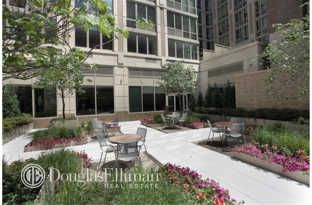 1510 Lexington Avenue - Photo 4