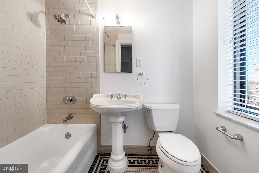 222 W Rittenhouse Square - Photo 9