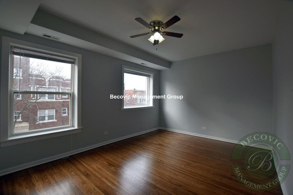 7445 North Greenview Ave. - Photo 1