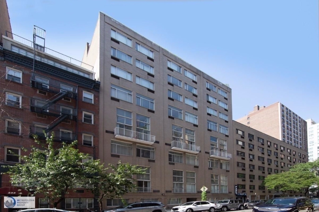 220 East 24th Street - Photo 8