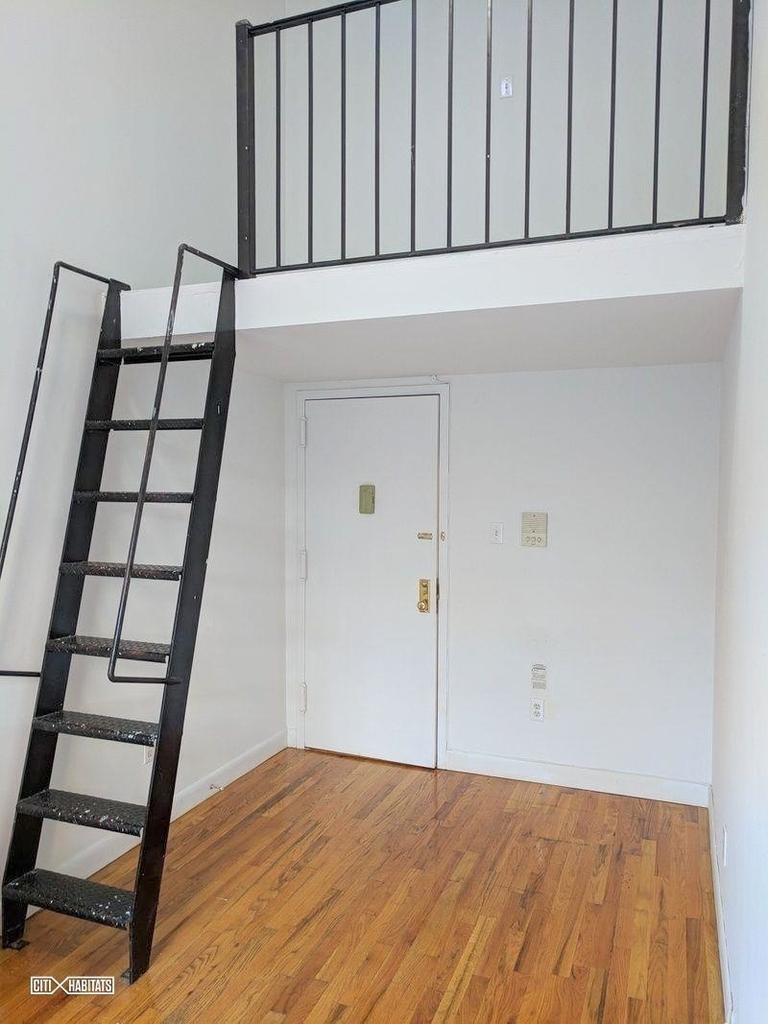 310 West 20th Street - Photo 2