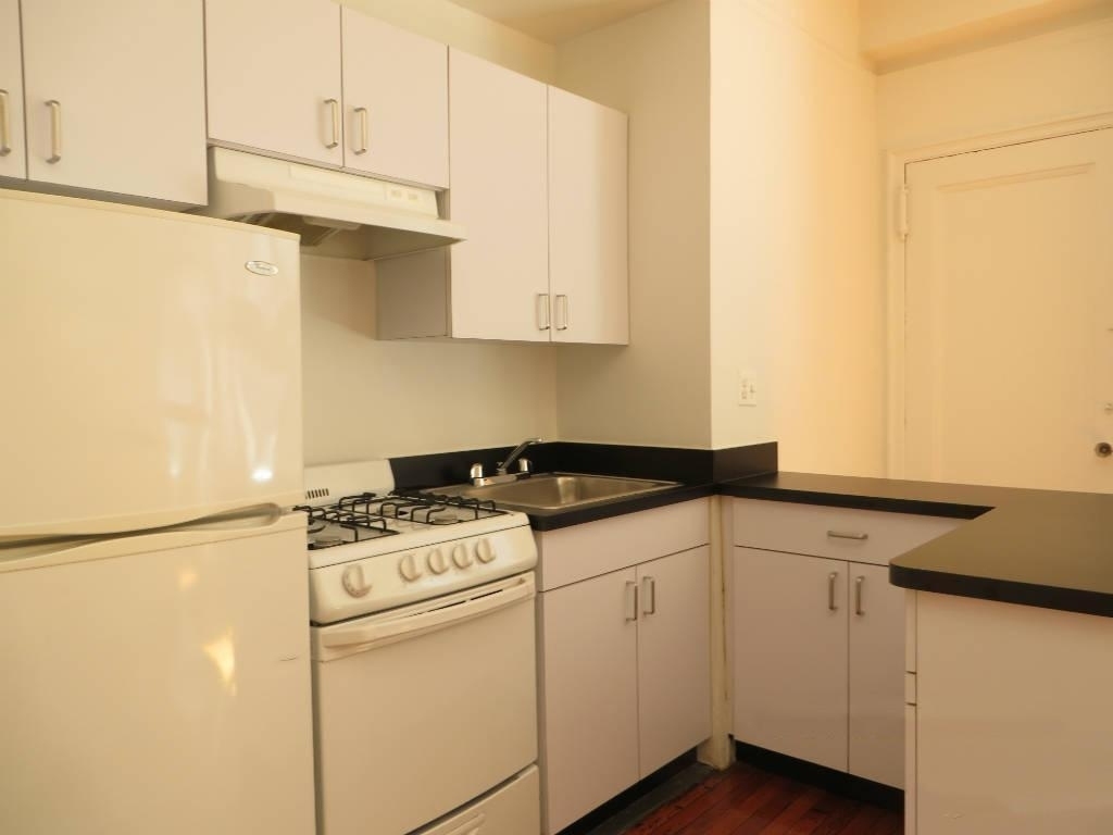 140 East 46th Street - Photo 4