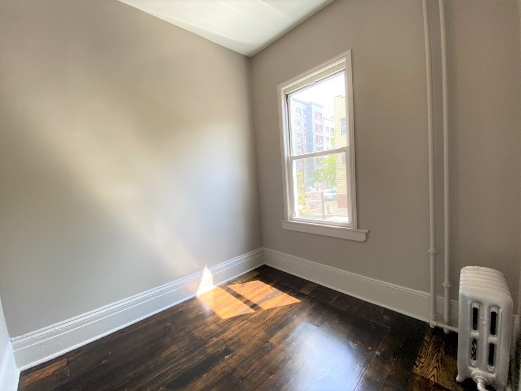 685 Lorimer Street - Photo 3