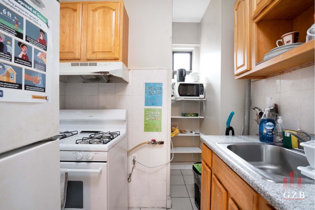 W 131st St, - Photo 3