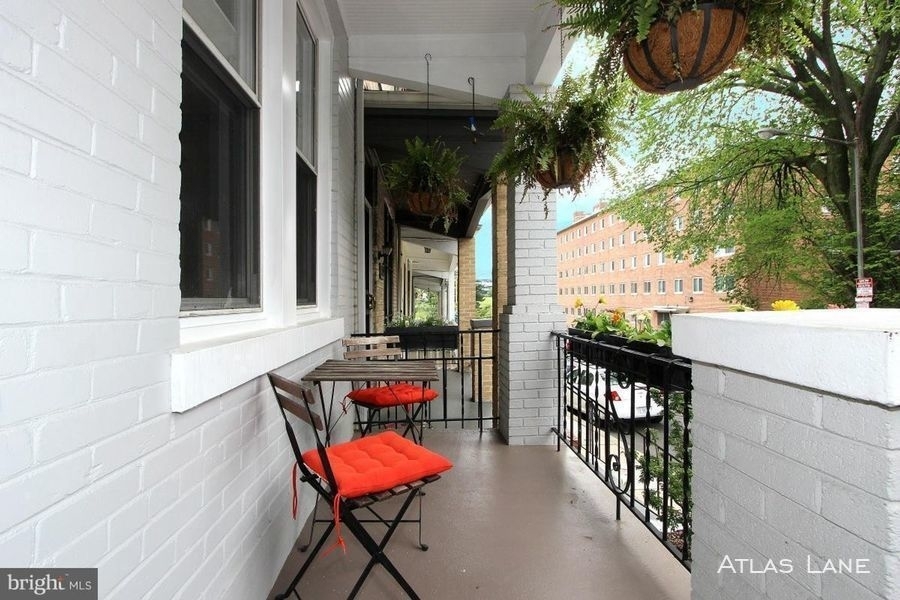 521 Harvard St Nw - Photo 2