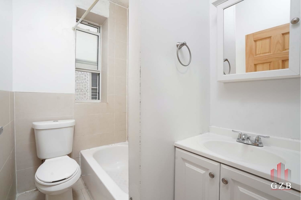 W 129th St, - Photo 2