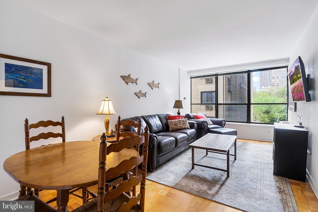 224 W Rittenhouse Square - Photo 2