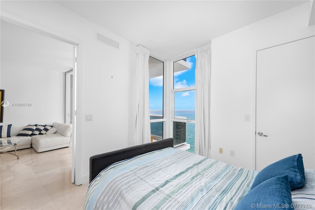 18101 Collins Ave - Photo 10