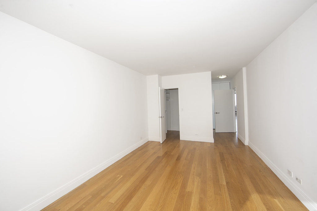 424 West End Avenue - Photo 1