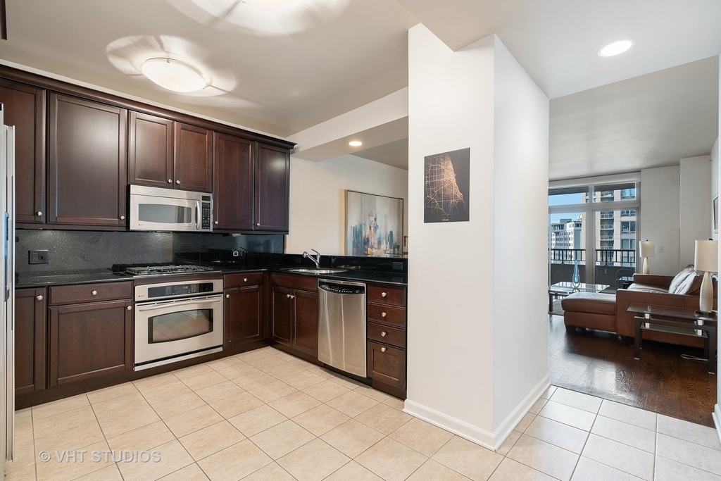 530 North Lake Shore Drive - Photo 3