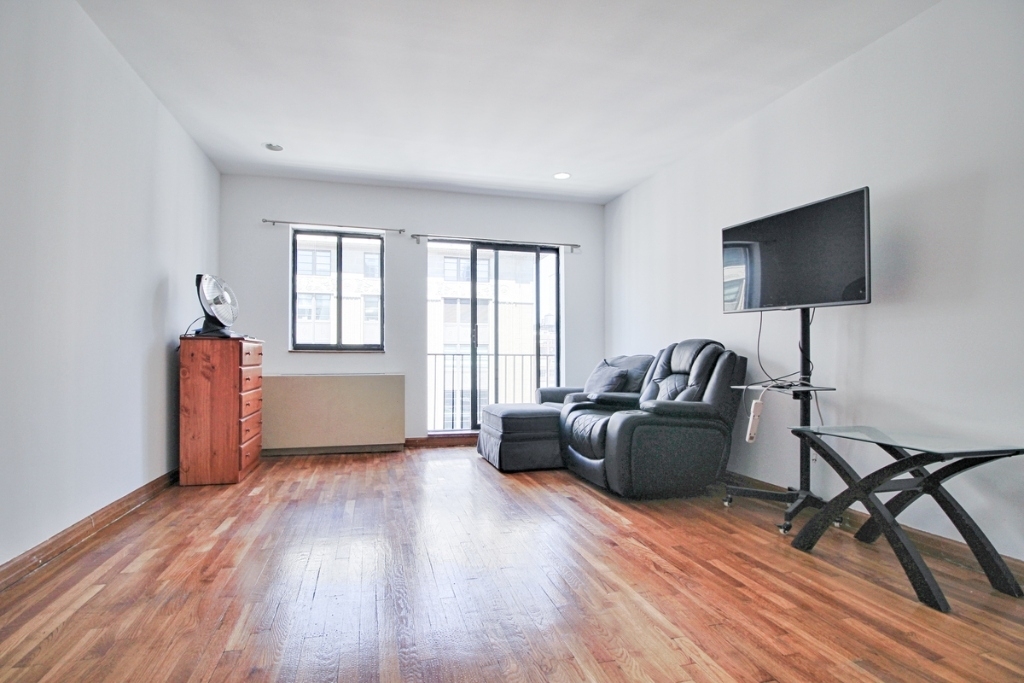 370 West 30th Street - Photo 2