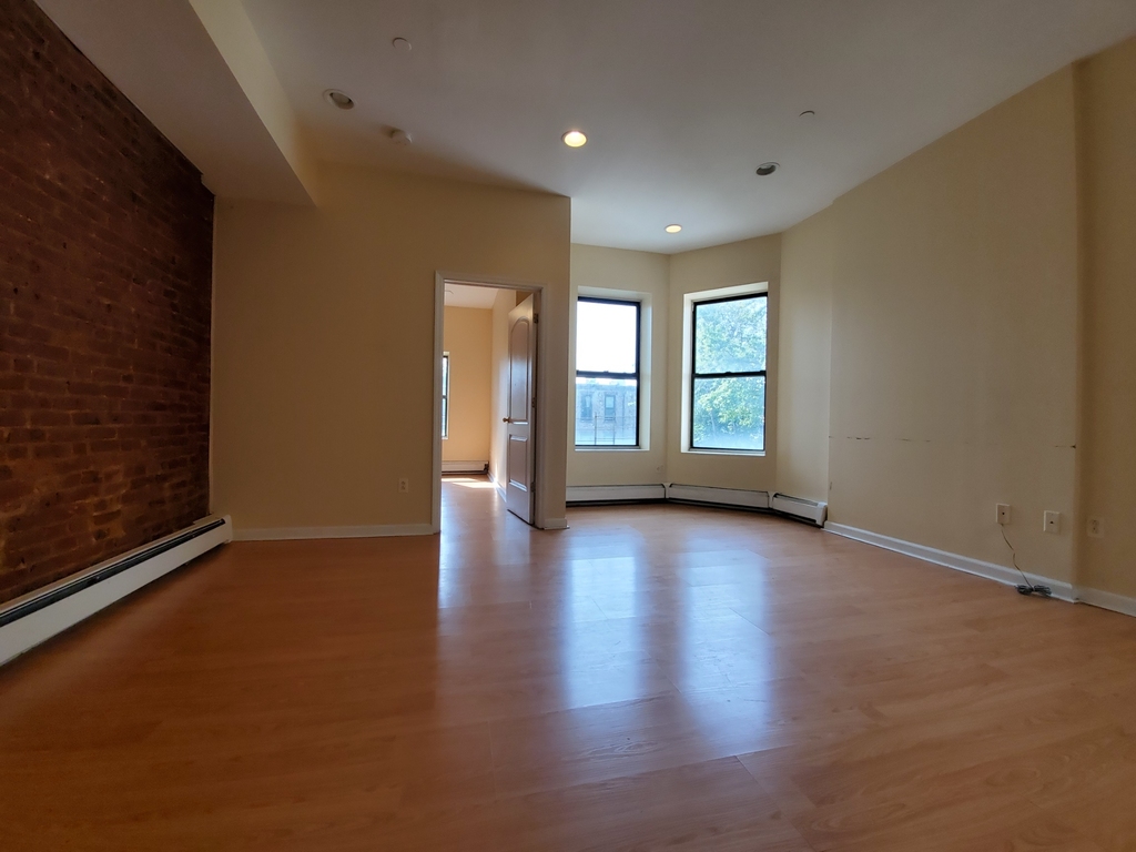 248 Hancock St - Photo 2