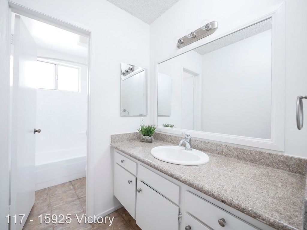 15925 Victory Blvd. - Photo 8