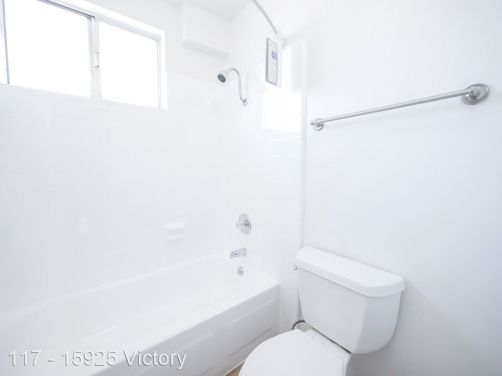 15925 Victory Blvd. - Photo 9