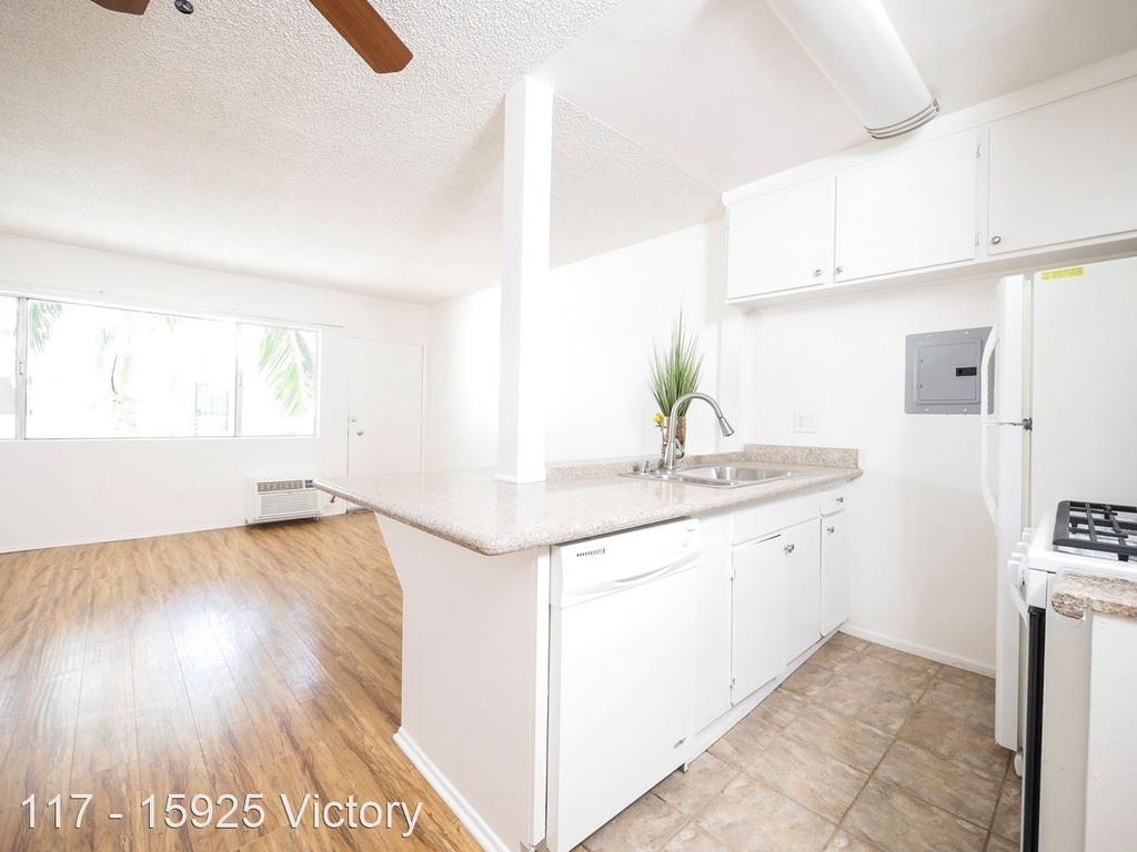 15925 Victory Blvd. - Photo 16