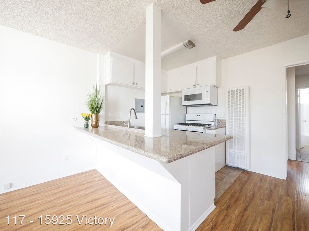 15925 Victory Blvd. - Photo 5