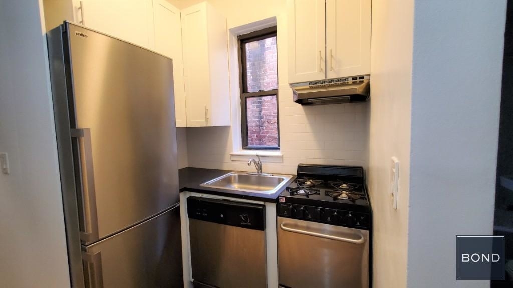 East 81 Street - Photo 1