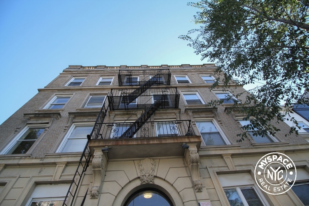 1050 Lafayette Avenue - Photo 0