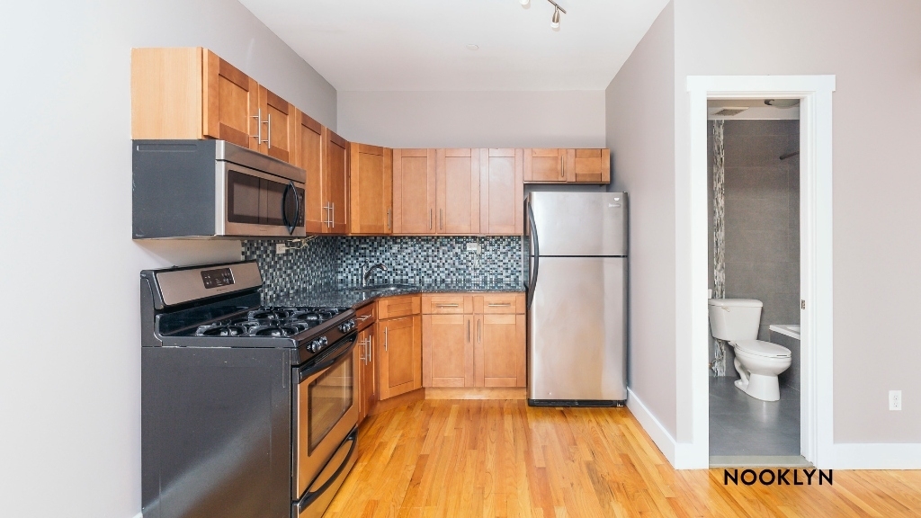 128 Manhattan Avenue - Photo 3