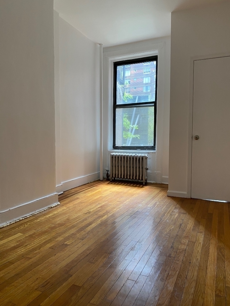 410 E 59 St - Photo 5