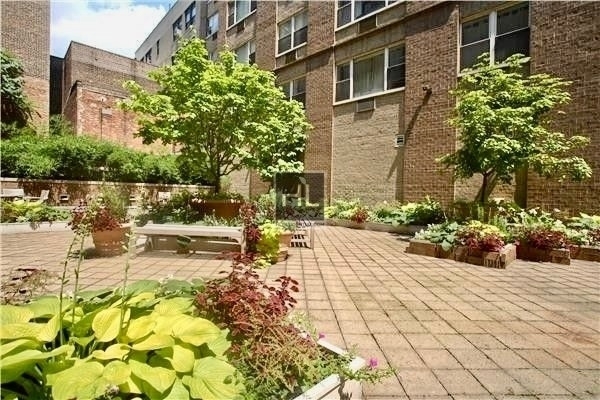 301 Elizabeth Street - Photo 2