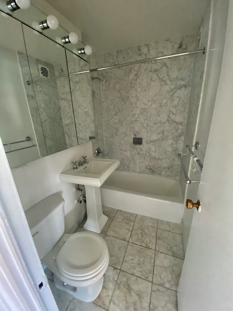 360 West 22nd Street - Photo 3