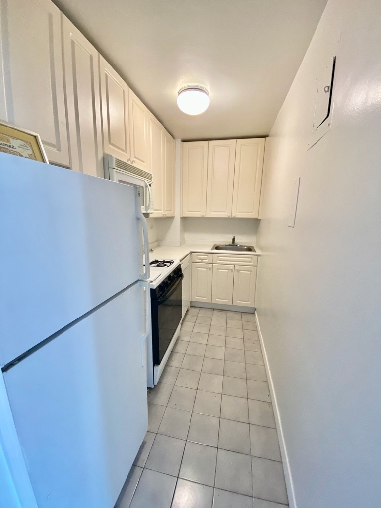 360 West 22nd Street - Photo 6