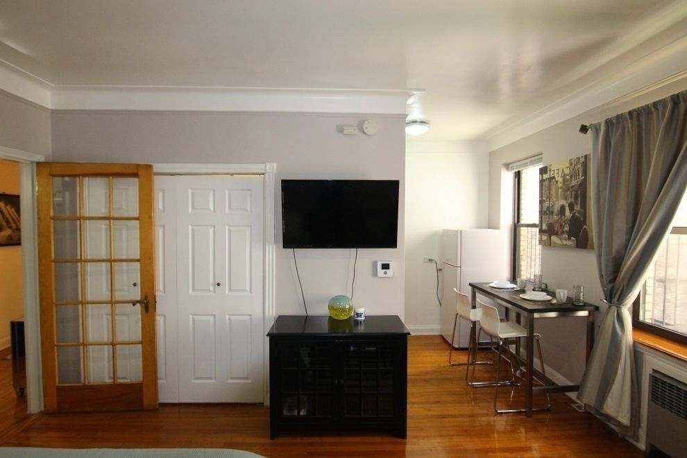 210 West 17th Street - Photo 5