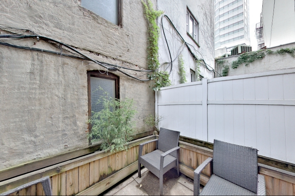 218 East 6th Street - Photo 0