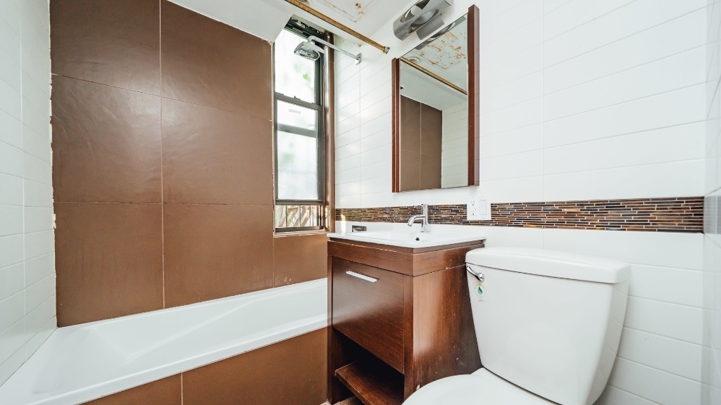 435 Bleecker St - Unit: 2L - Photo 2