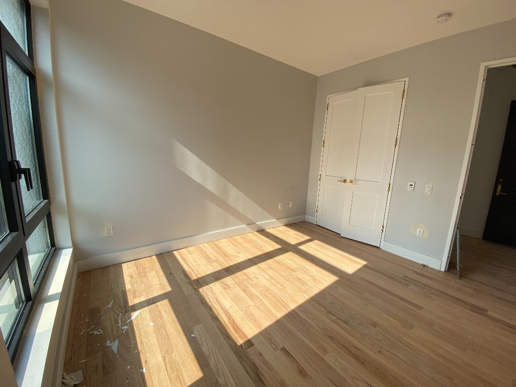 1056 Manhattan Avenue - Photo 4